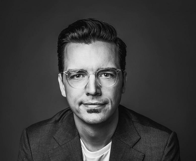 Sebastian, founder of switchfast, waving hello